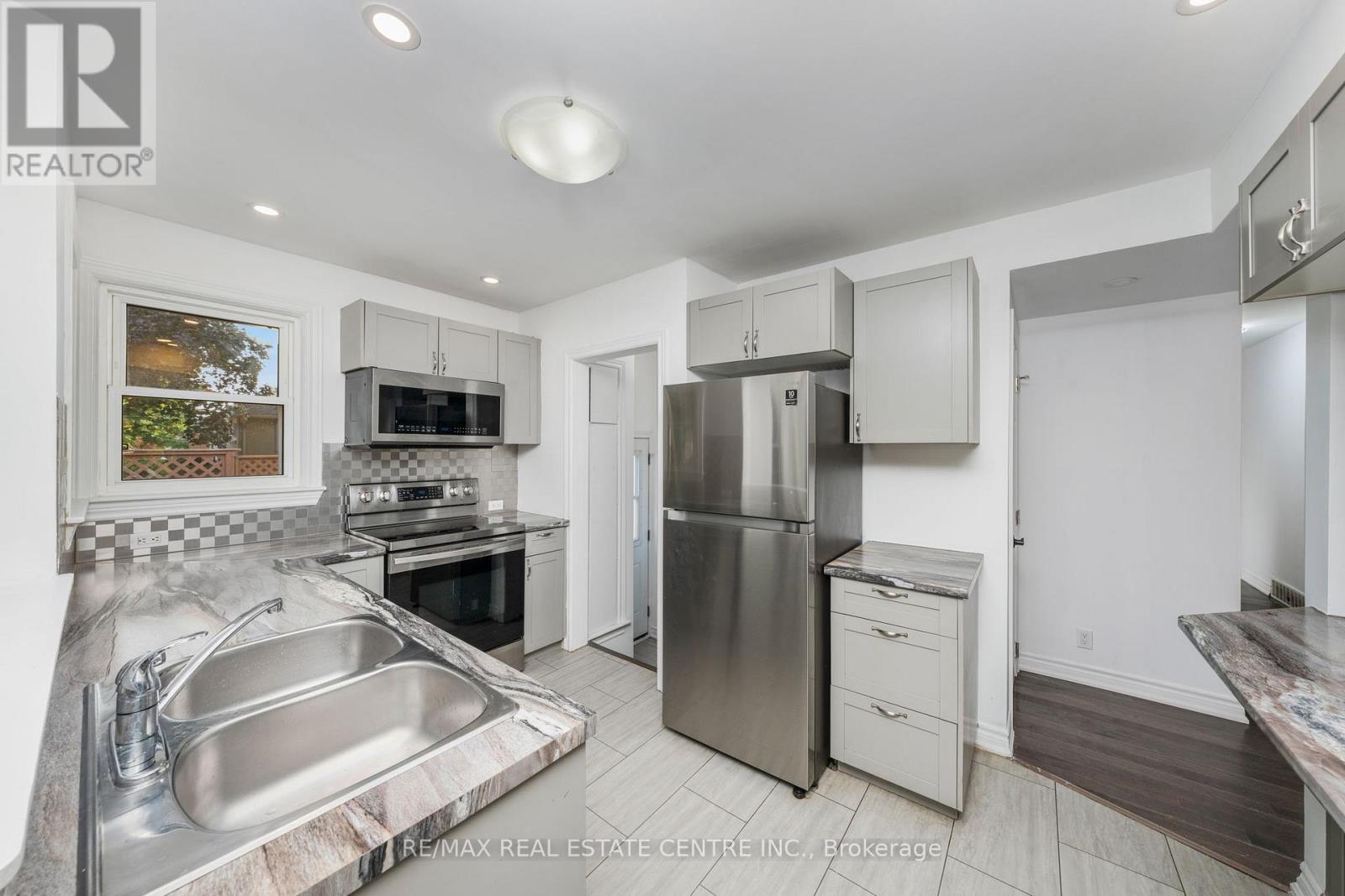 601 Hollywood Place, Sarnia, Ontario  N7V 2J1 - Photo 24 - X12441697