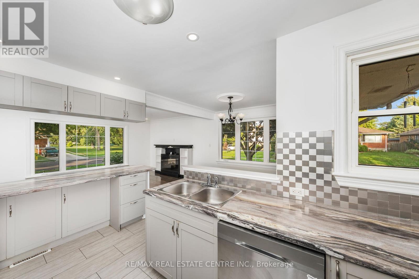 601 Hollywood Place, Sarnia, Ontario  N7V 2J1 - Photo 25 - X12441697