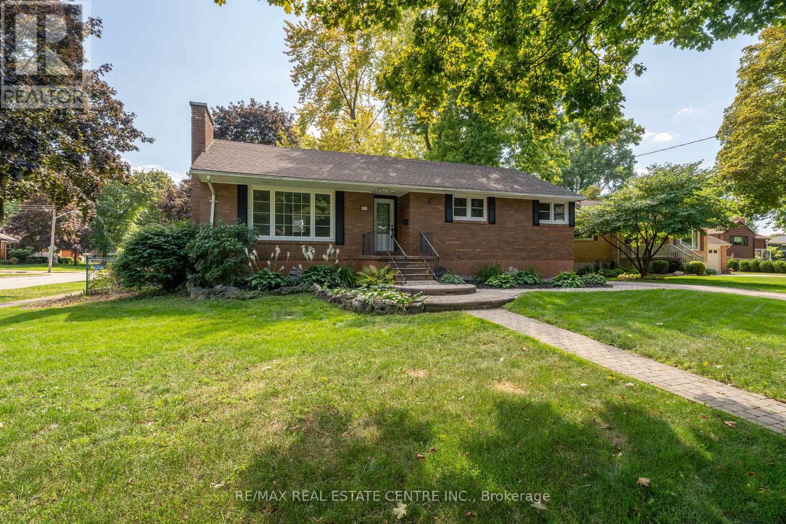 601 Hollywood Place, Sarnia, Ontario  N7V 2J1 - Photo 3 - X12441697