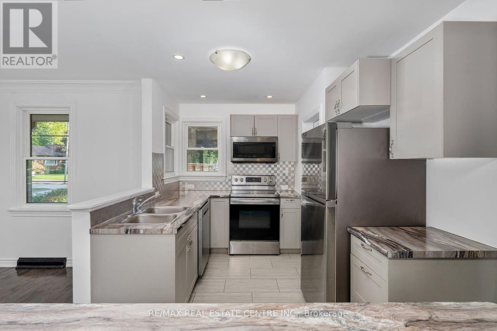 601 Hollywood Place, Sarnia, Ontario  N7V 2J1 - Photo 34 - X12441697