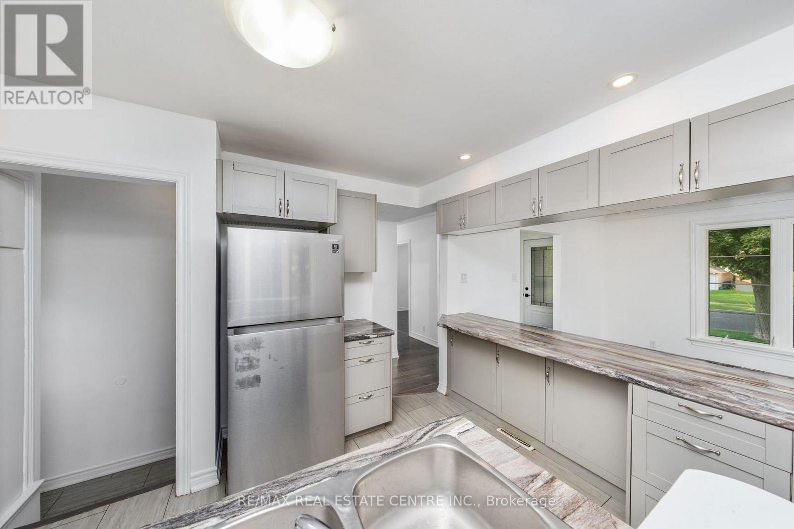 601 Hollywood Place, Sarnia, Ontario  N7V 2J1 - Photo 35 - X12441697
