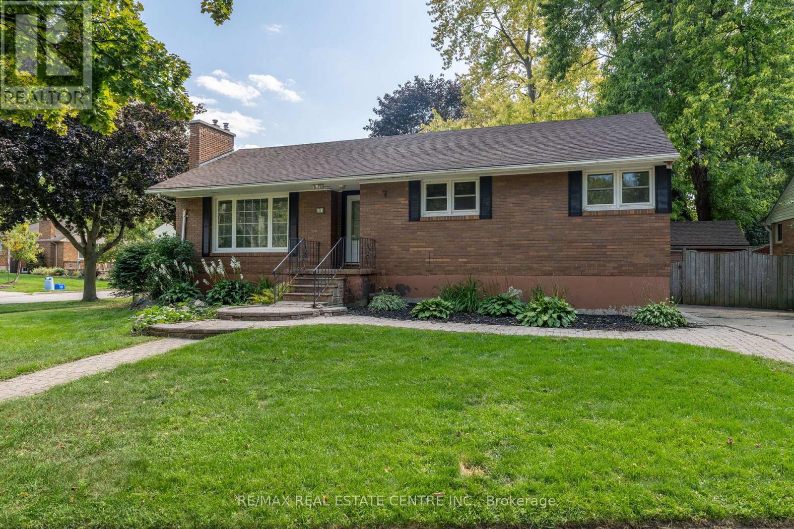 601 Hollywood Place, Sarnia, Ontario  N7V 2J1 - Photo 4 - X12441697