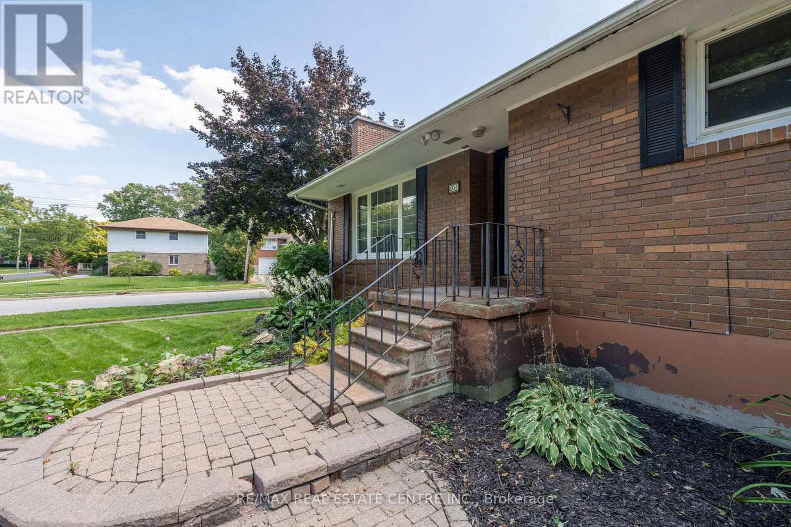 601 Hollywood Place, Sarnia, Ontario  N7V 2J1 - Photo 5 - X12441697