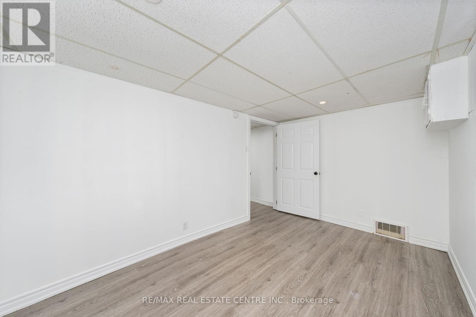 601 Hollywood Place, Sarnia, Ontario  N7V 2J1 - Photo 7 - X12441697