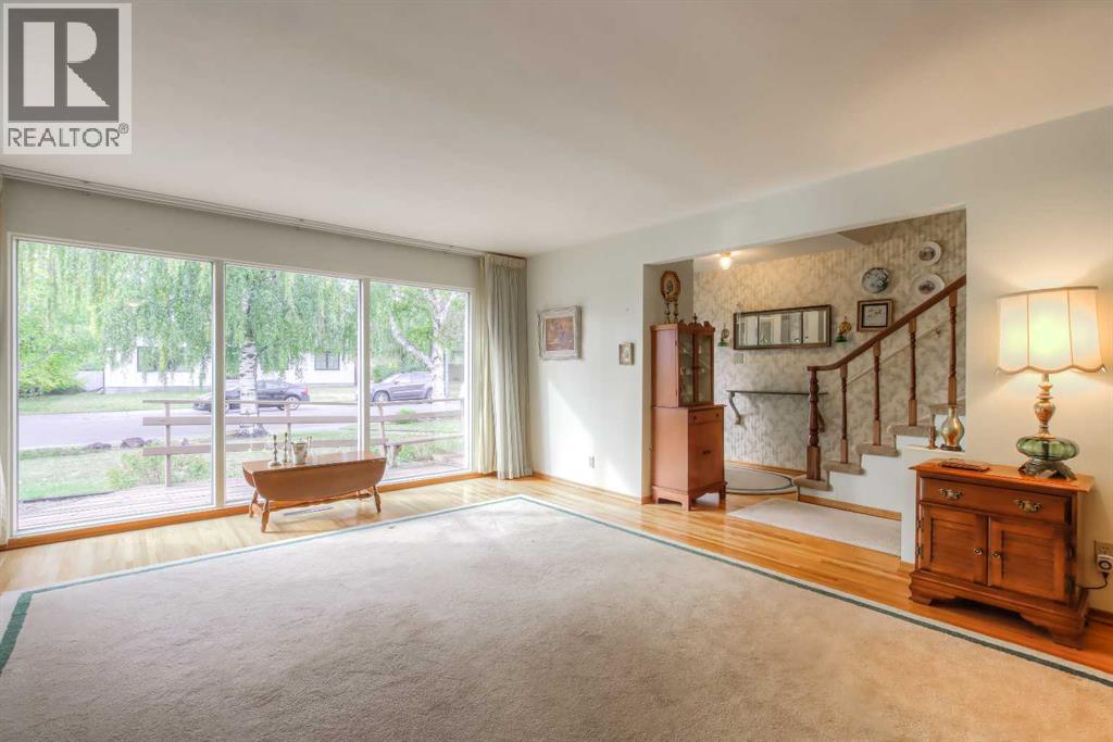 82 Wedgewood Drive Sw, Calgary, Alberta  T3C 3G6 - Photo 7 - A2261667
