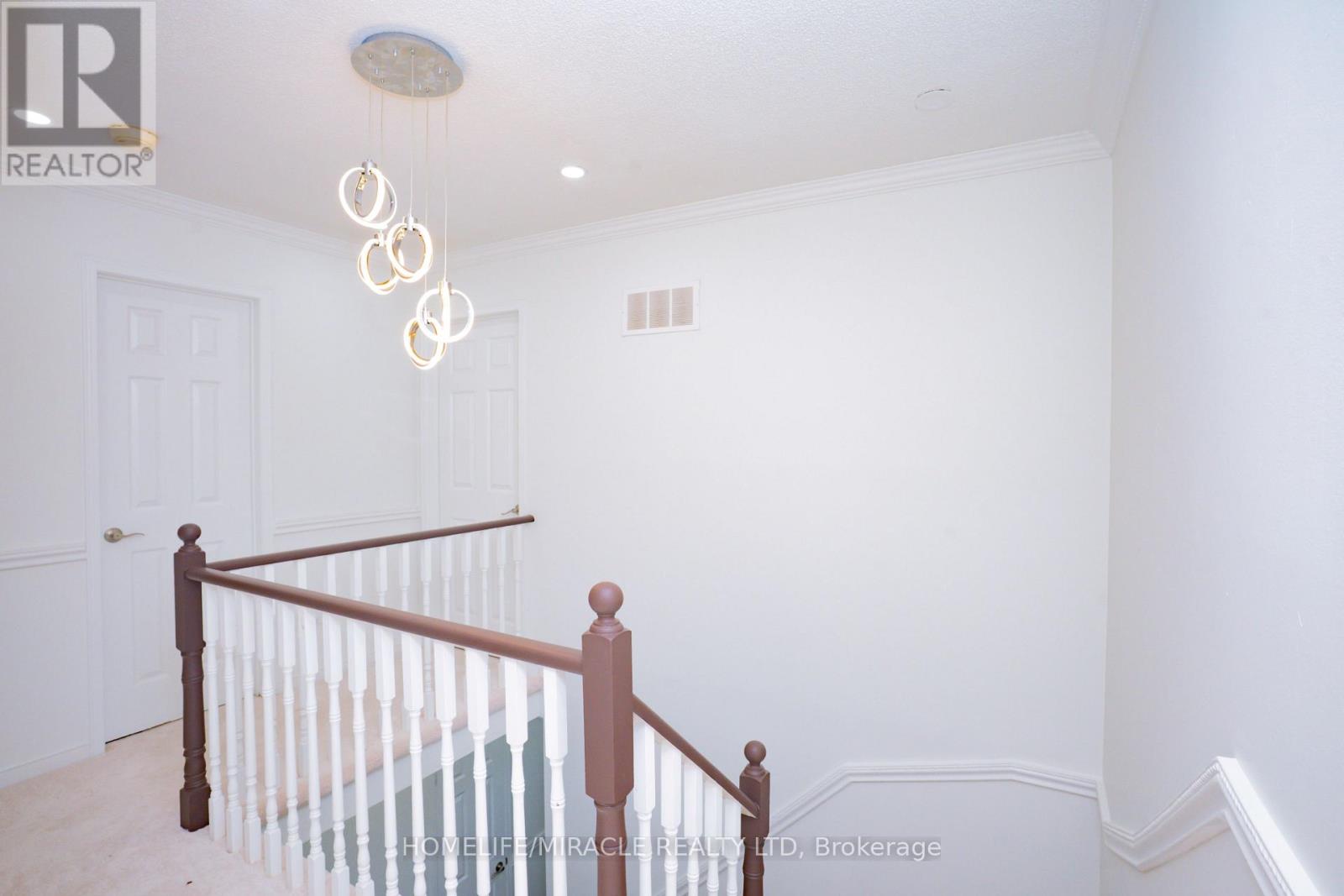 27 Killaloe Crescent, Halton Hills, Ontario  L7G 5N2 - Photo 4 - W12441720