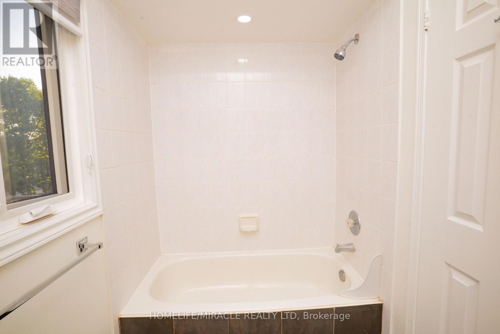 27 Killaloe Crescent, Halton Hills, Ontario  L7G 5N2 - Photo 5 - W12441720