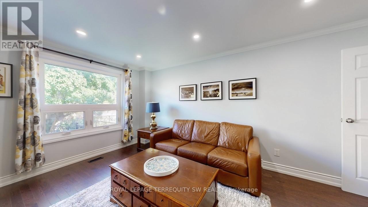 4287 Beacon Lane, Mississauga (Creditview), Ontario  L5C 3V8 - Photo 5 - W12441723