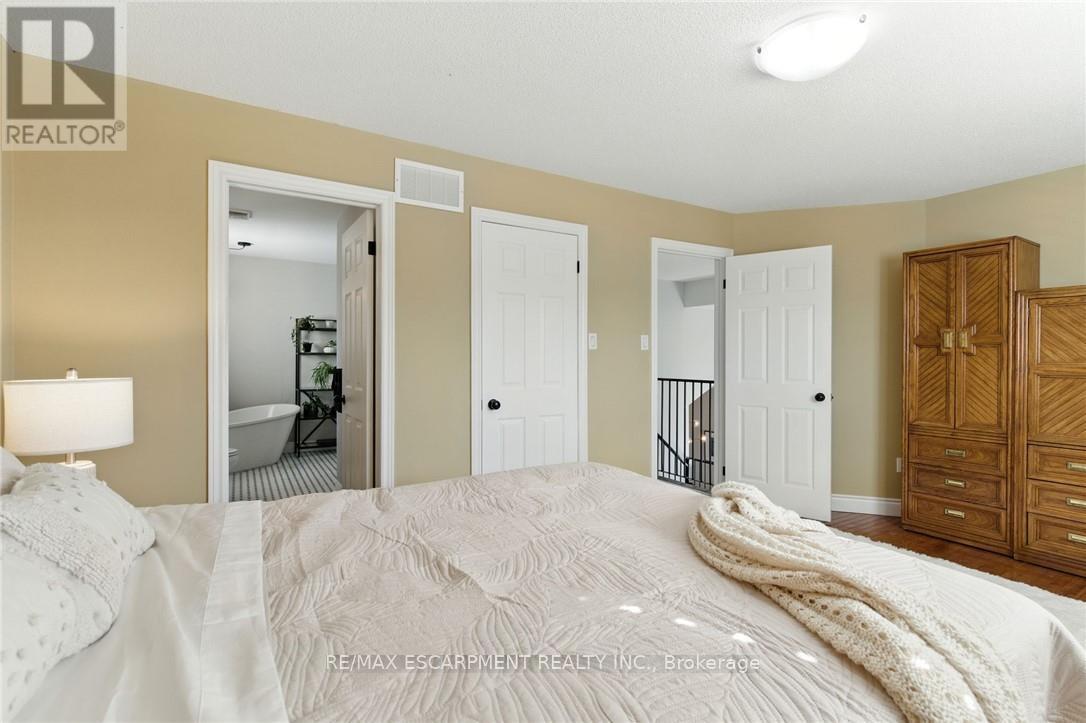 2 Caledonia Avenue, Haldimand, Ontario  N3W 2L1 - Photo 23 - X12441736
