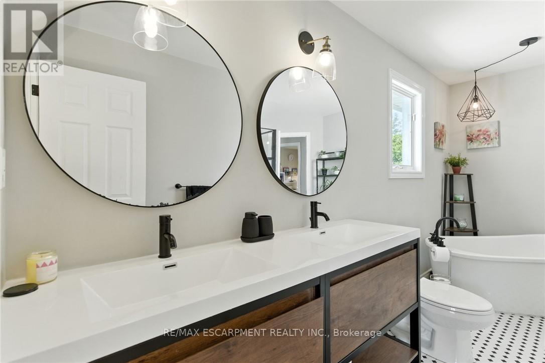 2 Caledonia Avenue, Haldimand, Ontario  N3W 2L1 - Photo 24 - X12441736
