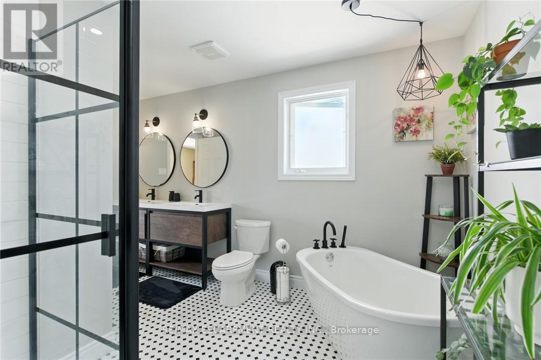 2 Caledonia Avenue, Haldimand, Ontario  N3W 2L1 - Photo 25 - X12441736