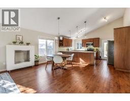 609 Sunridge Crescent W Sunridge