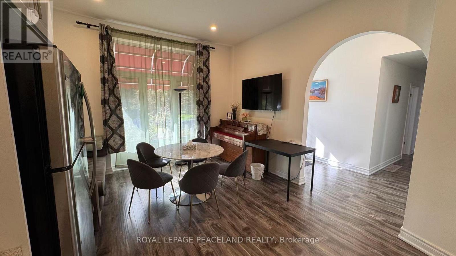 Upper - 60 Paperbirch Drive, Toronto, Ontario  M3C 2E7 - Photo 4 - C12441807