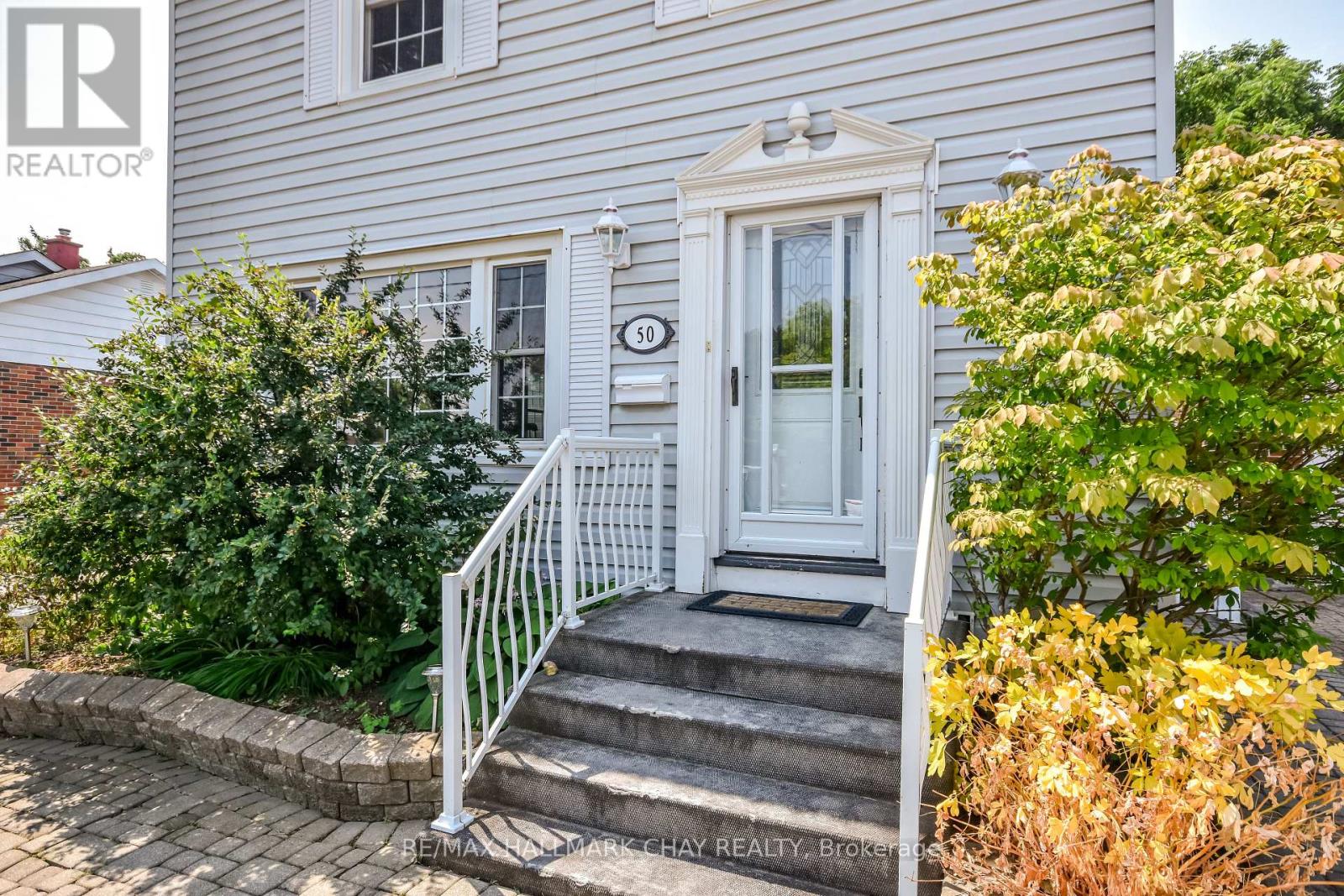 50 Newton Street, Barrie (Wellington), Ontario  L4M 3N5 - Photo 3 - S12441743