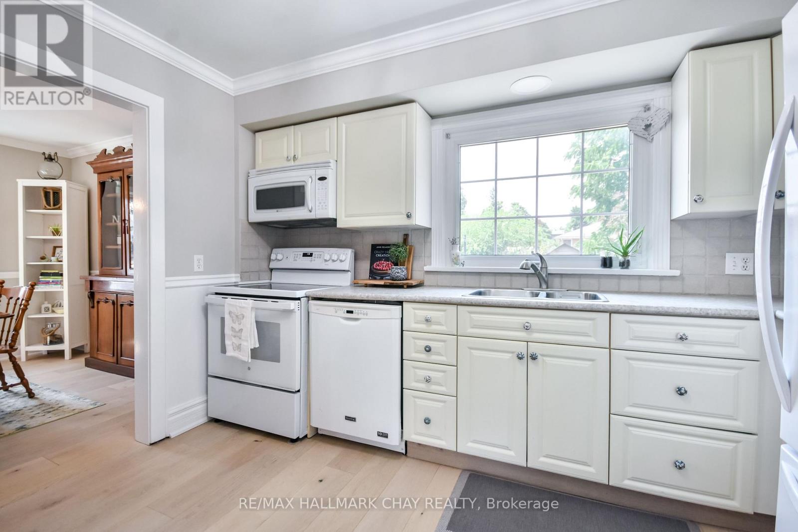 50 Newton Street, Barrie (Wellington), Ontario  L4M 3N5 - Photo 7 - S12441743