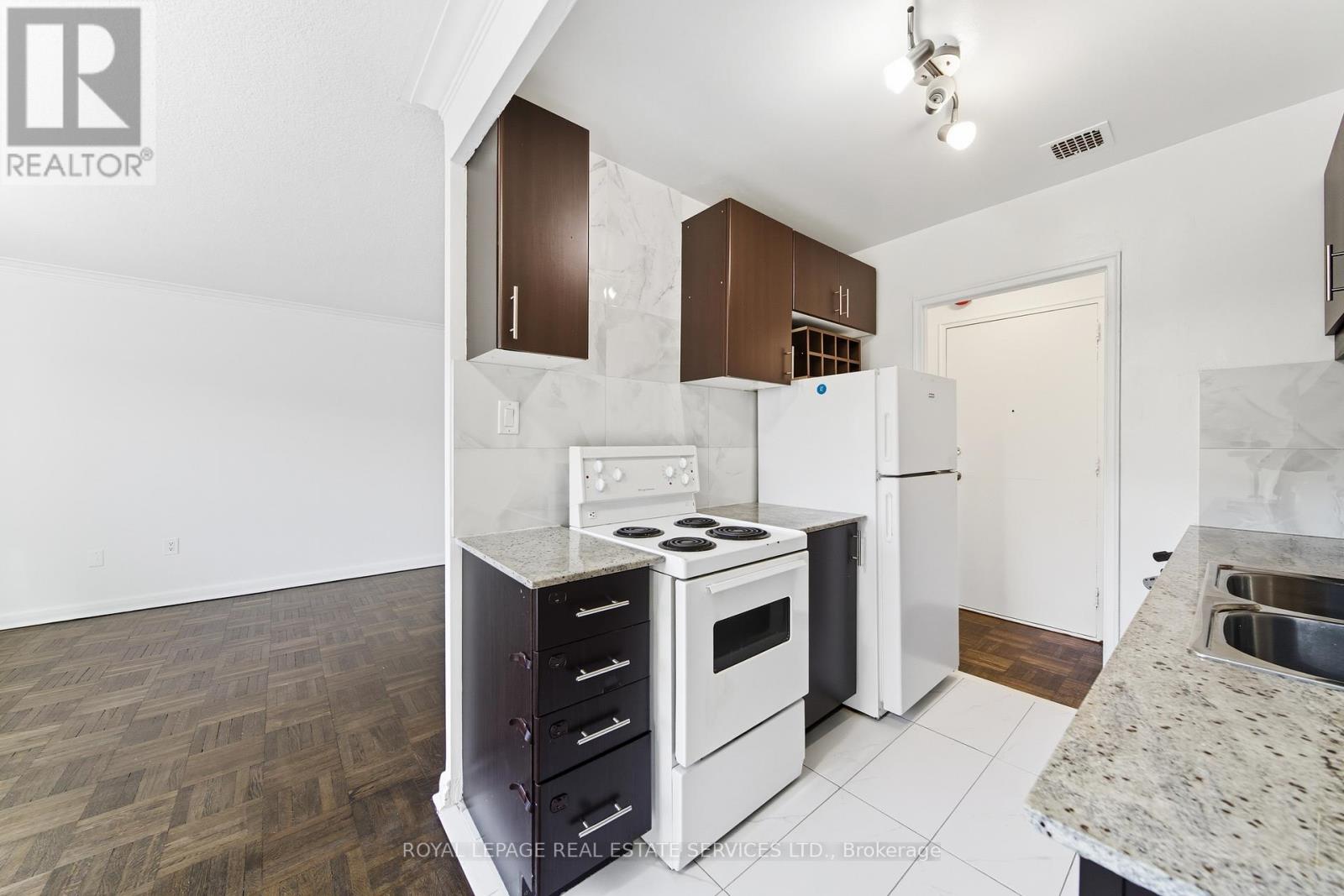 207 - 167 Stephen Drive, Toronto, Ontario  M8Y 3N5 - Photo 9 - W12441758