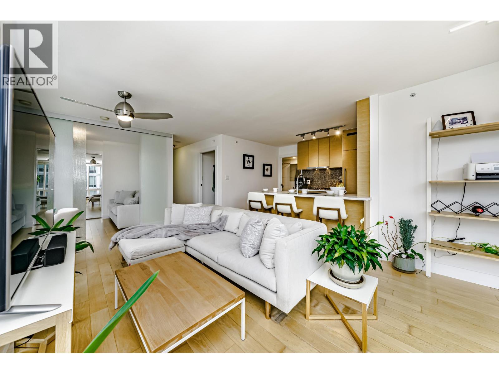 1701 565 Smithe Street, Vancouver, British Columbia  V6B 0E4 - Photo 2 - R2981169
