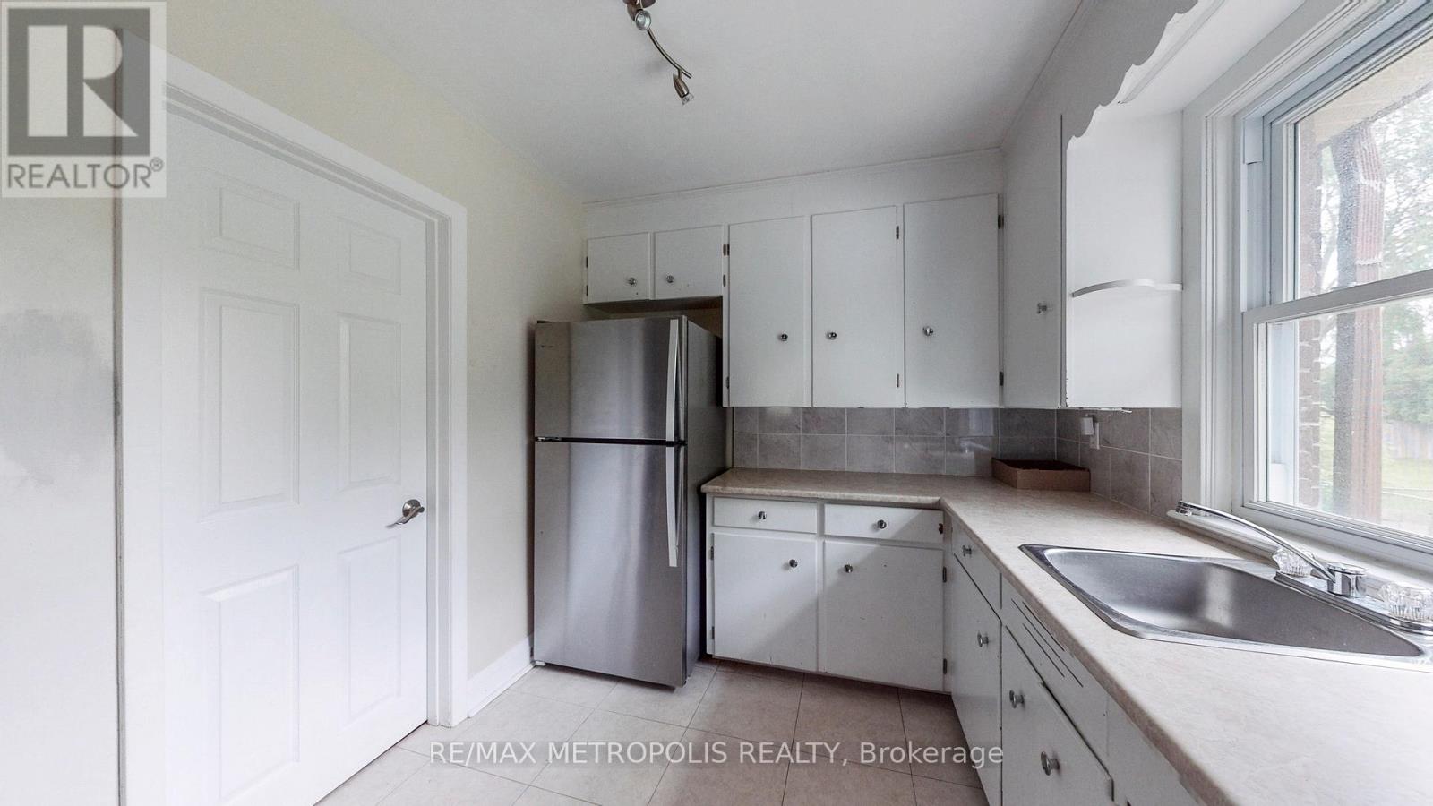 Main - 1020 Brewer Street, Peterborough Central, Ontario  K9J 5B4 - Photo 15 - X12441781