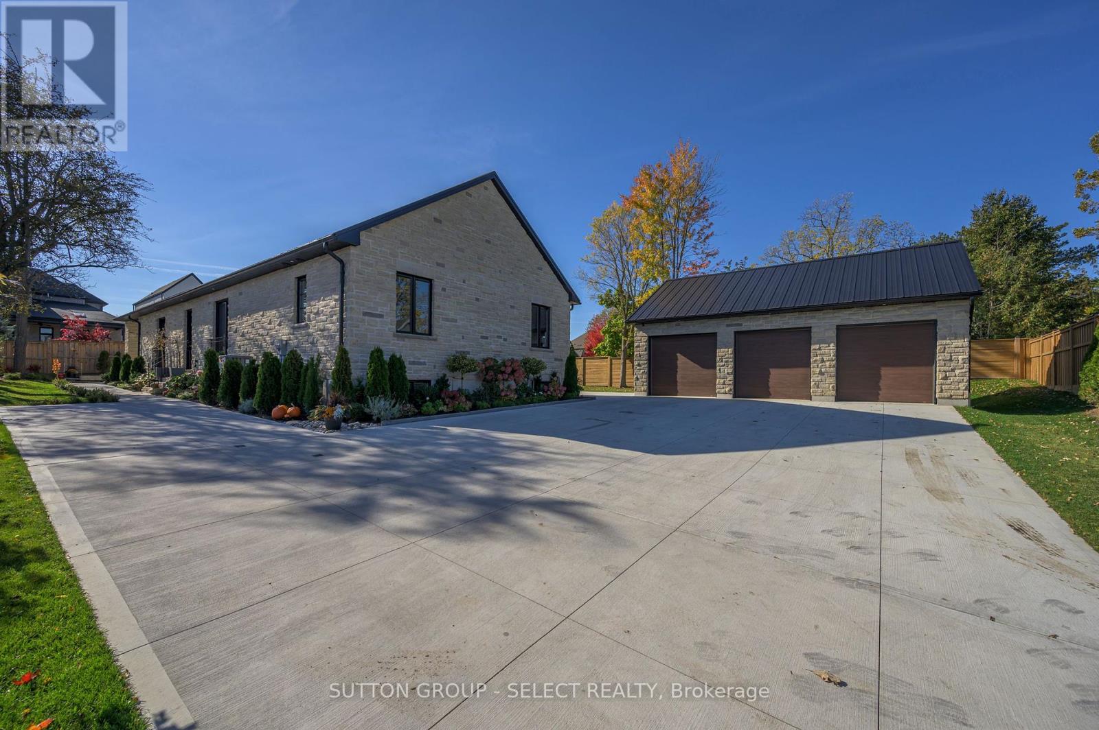 185 Commissioners Road E, London South, Ontario  N6C 2S9 - Photo 3 - X12441827