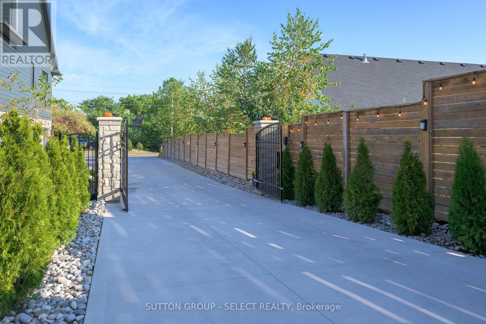 185 Commissioners Road E, London South, Ontario  N6C 2S9 - Photo 33 - X12441827