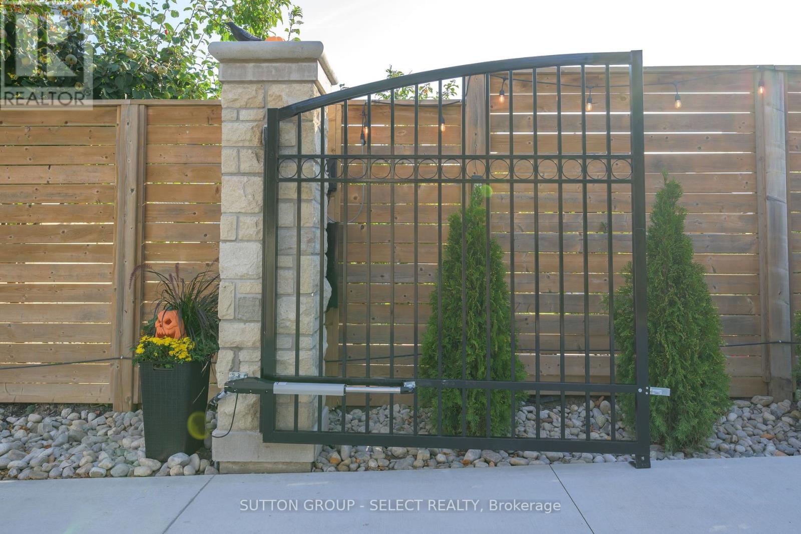 185 Commissioners Road E, London South, Ontario  N6C 2S9 - Photo 34 - X12441827