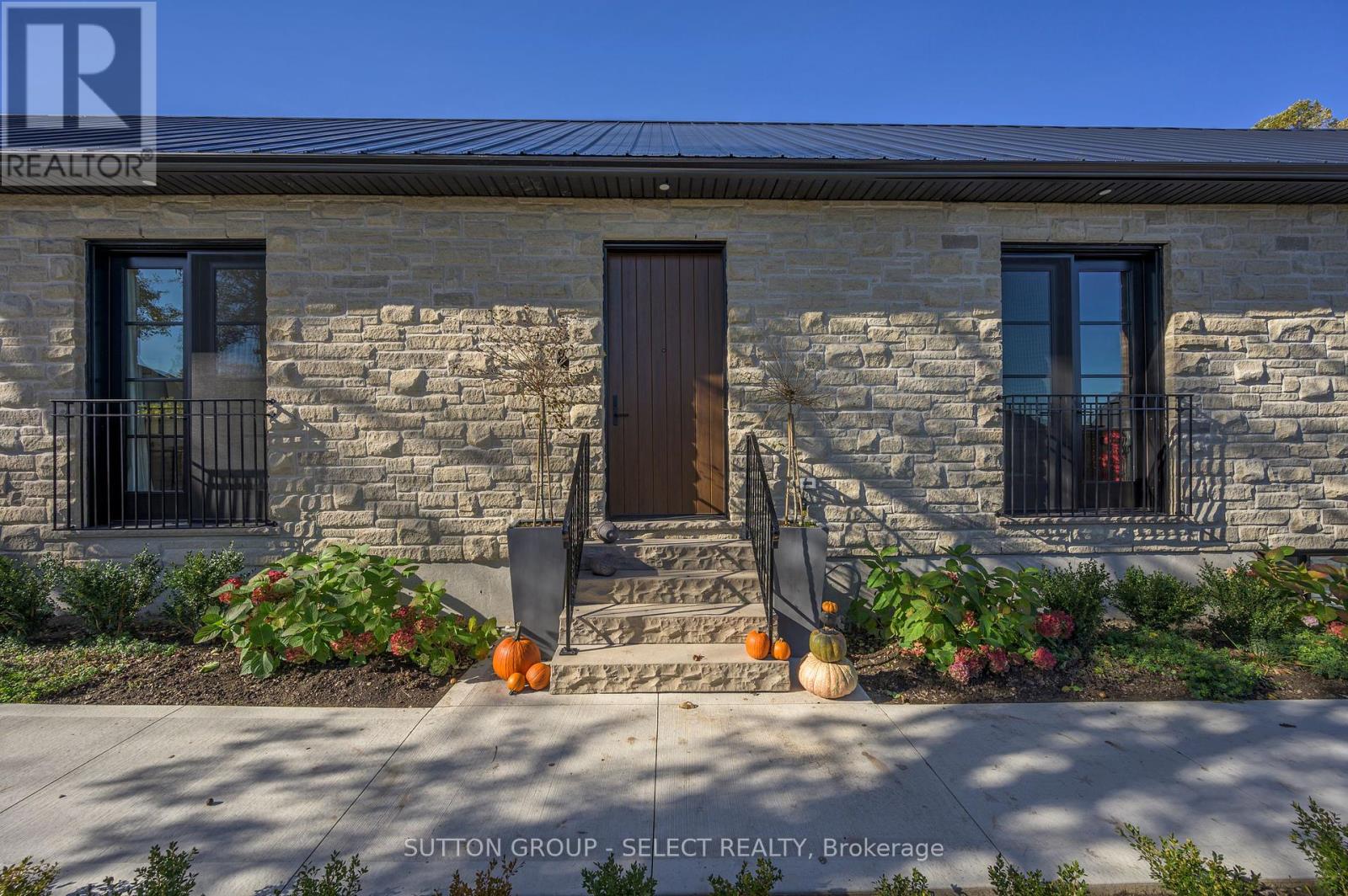 185 Commissioners Road E, London South, Ontario  N6C 2S9 - Photo 4 - X12441827