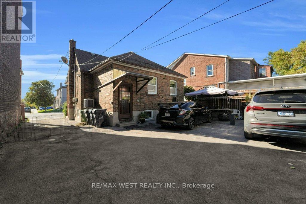225 Oakwood Avenue, Toronto (Oakwood Village), Ontario  M6E 2V3 - Photo 34 - C12441810