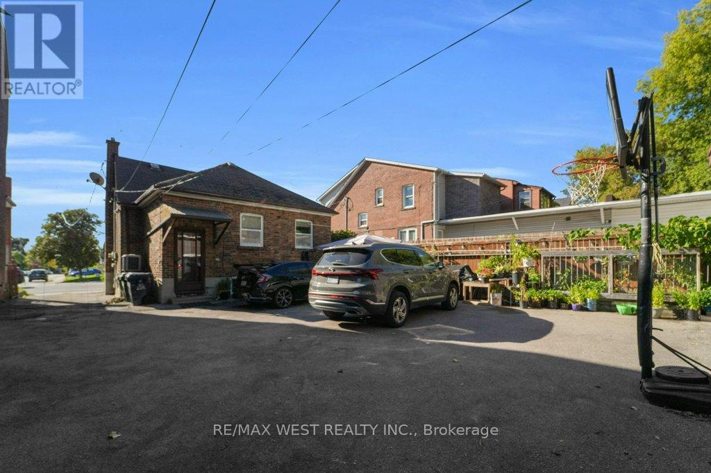 225 Oakwood Avenue, Toronto (Oakwood Village), Ontario  M6E 2V3 - Photo 36 - C12441810