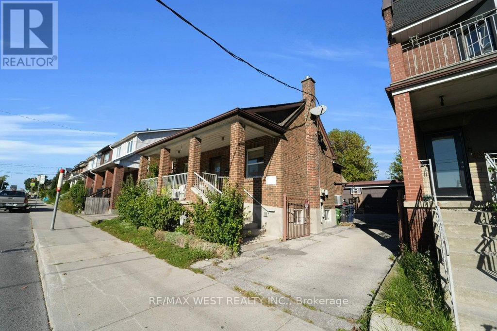 225 Oakwood Avenue, Toronto (Oakwood Village), Ontario  M6E 2V3 - Photo 5 - C12441810