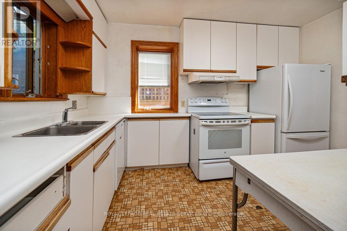 2 Parklea Drive, Toronto, Ontario  M4G 2J4 - Photo 14 - C12439723