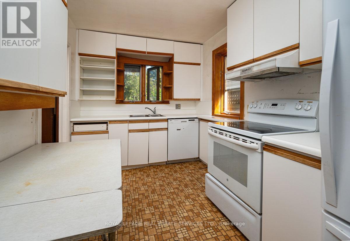 2 Parklea Drive, Toronto, Ontario  M4G 2J4 - Photo 15 - C12439723