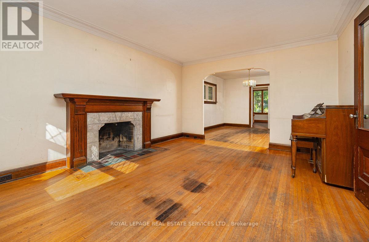 2 Parklea Drive, Toronto, Ontario  M4G 2J4 - Photo 8 - C12439723