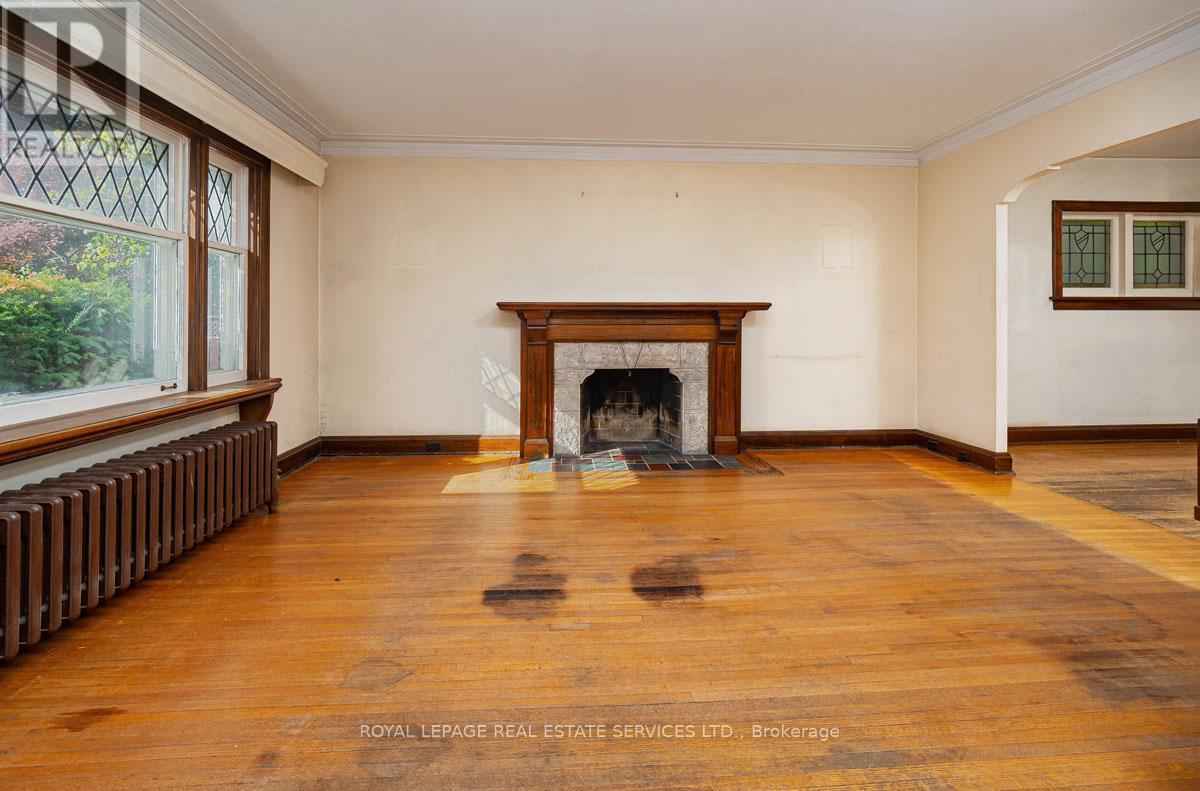 2 Parklea Drive, Toronto, Ontario  M4G 2J4 - Photo 7 - C12439723