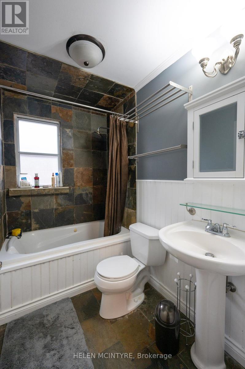 34 Dunning Crescent, Toronto, Ontario  M8W 4S8 - Photo 9 - W12441821