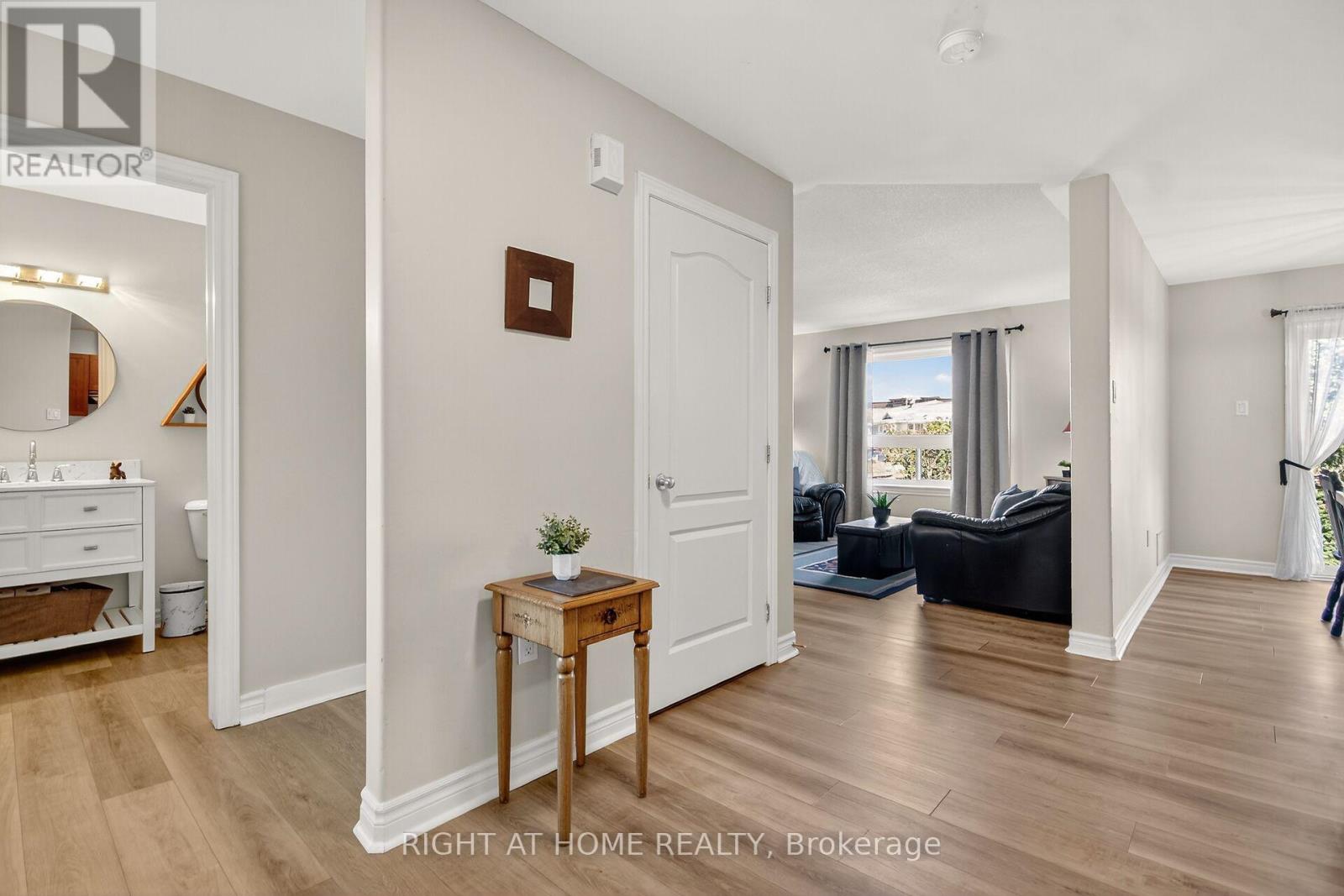 42 Frieday Street, Arnprior, Ontario  K7S 0A6 - Photo 4 - X12441849