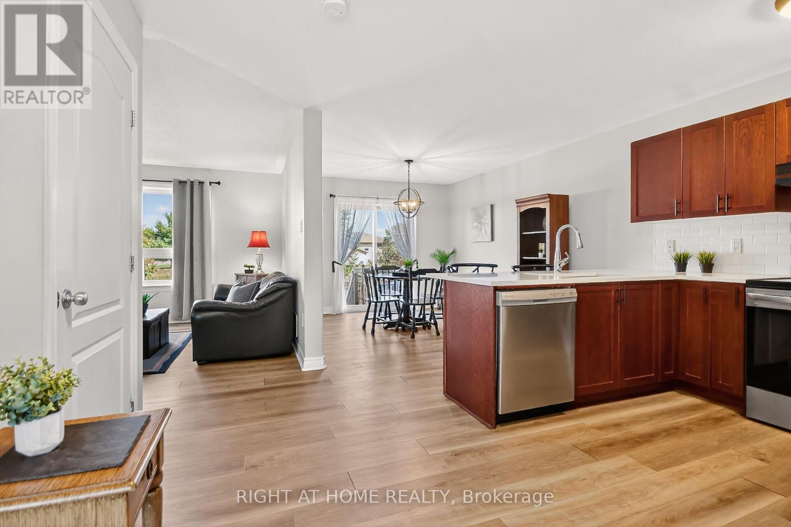 42 Frieday Street, Arnprior, Ontario  K7S 0A6 - Photo 5 - X12441849
