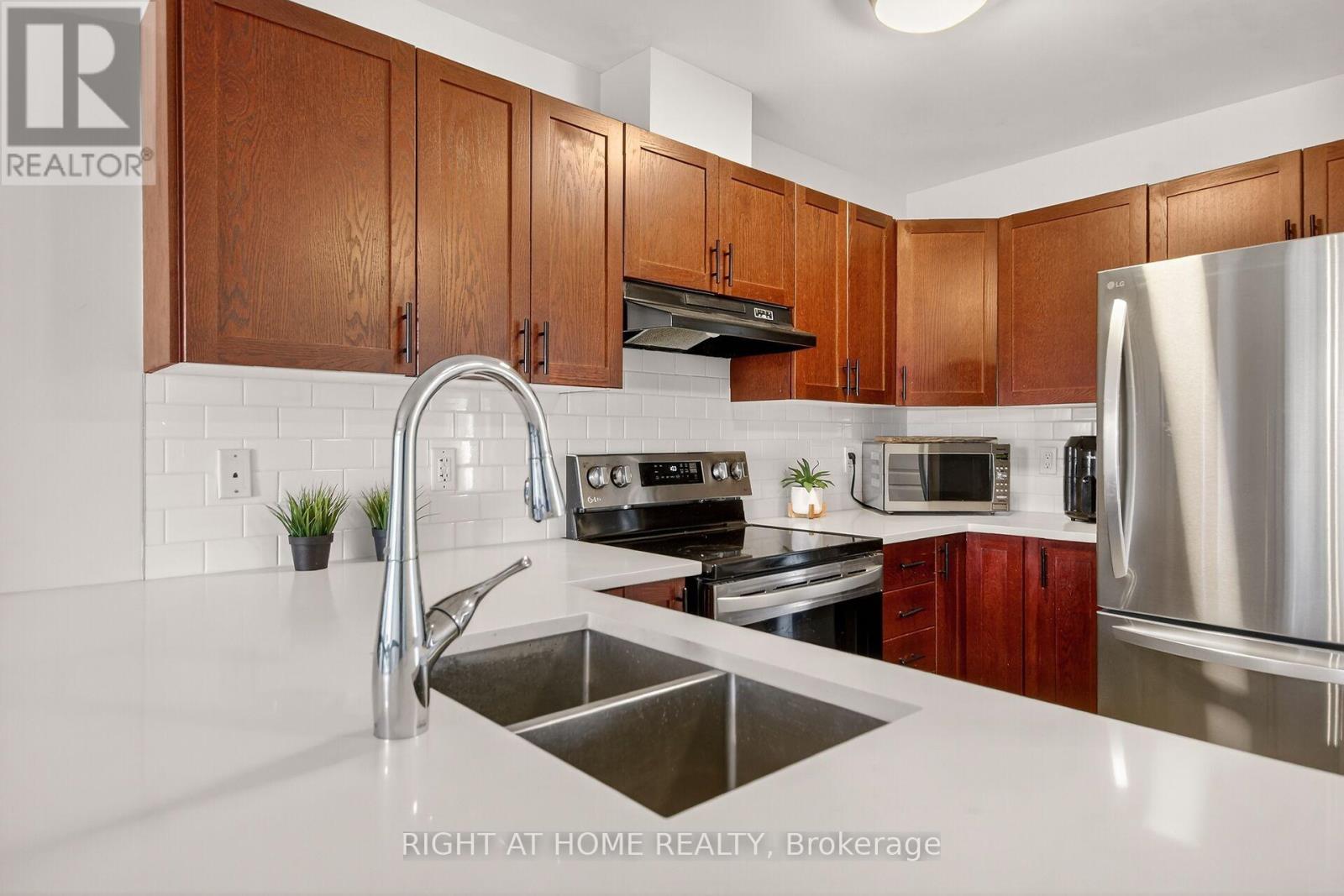 42 Frieday Street, Arnprior, Ontario  K7S 0A6 - Photo 8 - X12441849