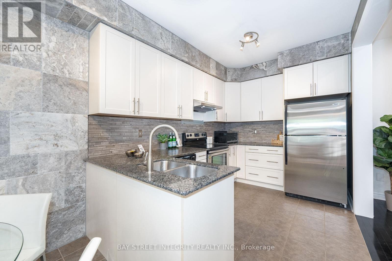 2413 Grand Oak Trail, Oakville, Ontario  L6M 0J4 - Photo 14 - W12439044