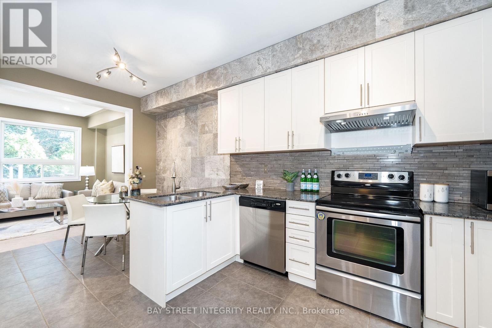 2413 Grand Oak Trail, Oakville, Ontario  L6M 0J4 - Photo 12 - W12439044