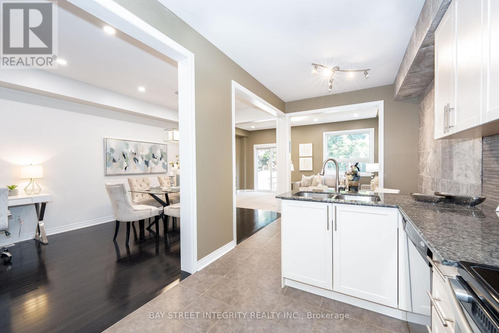2413 Grand Oak Trail, Oakville, Ontario  L6M 0J4 - Photo 13 - W12439044