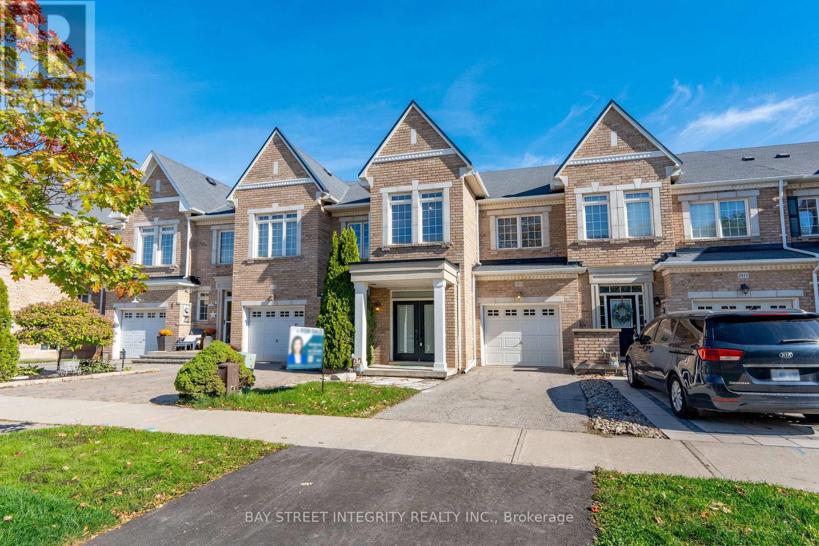 2413 Grand Oak Trail, Oakville, Ontario  L6M 0J4 - Photo 3 - W12439044