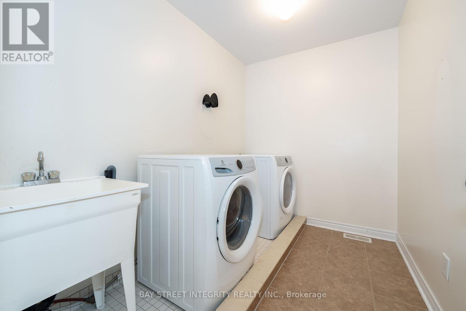 2413 Grand Oak Trail, Oakville, Ontario  L6M 0J4 - Photo 31 - W12439044