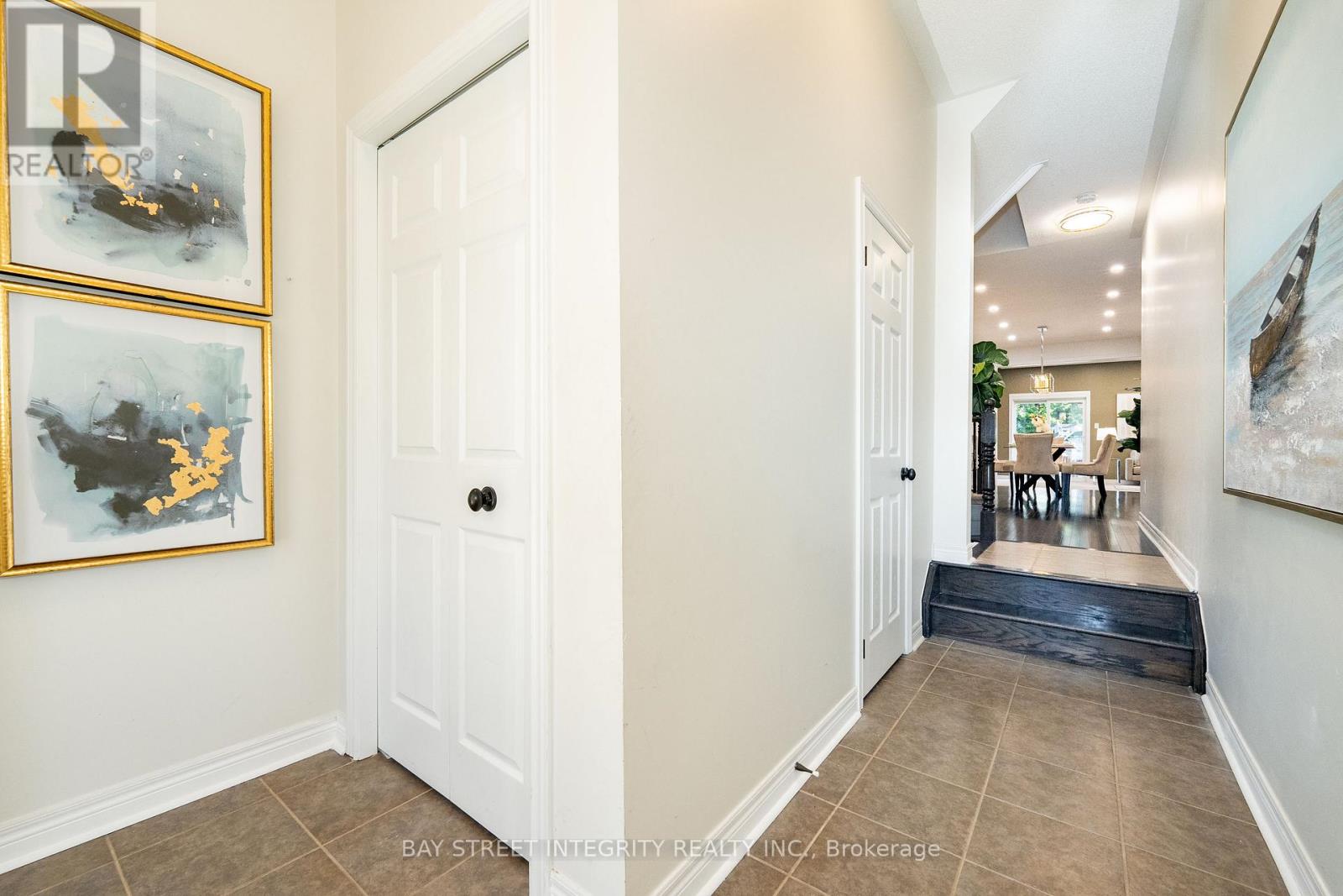 2413 Grand Oak Trail, Oakville, Ontario  L6M 0J4 - Photo 5 - W12439044