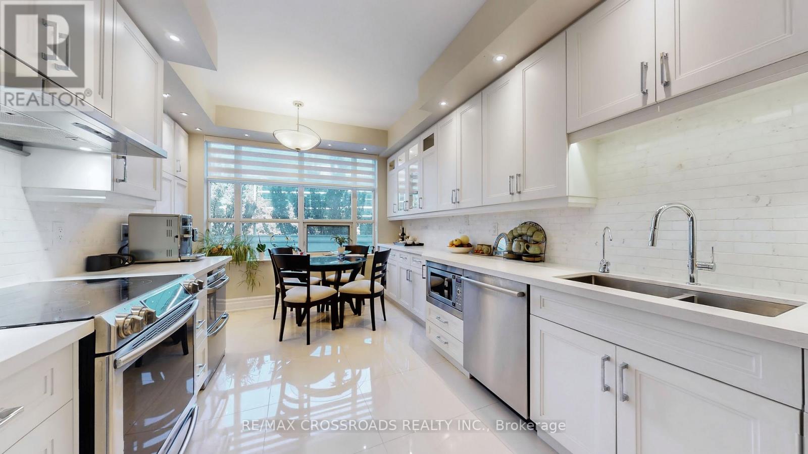 210 - 10 Old York Mills Road, Toronto (Bridle Path-Sunnybrook-York Mills), Ontario  M2P 2G9 - Photo 10 - C12441842