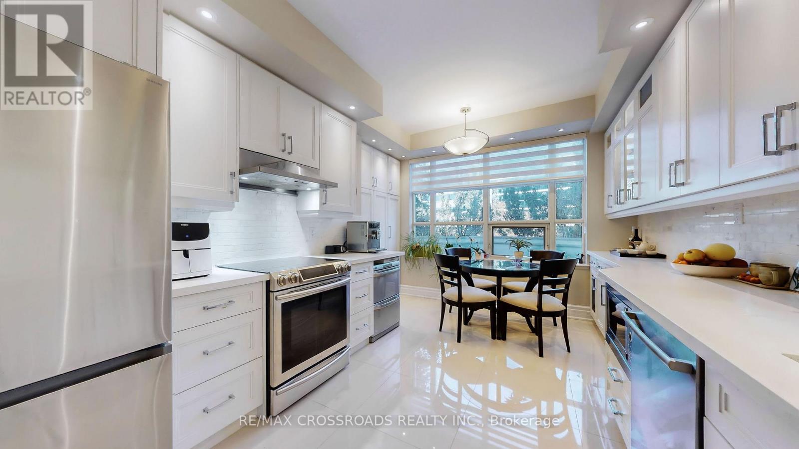210 - 10 Old York Mills Road, Toronto (Bridle Path-Sunnybrook-York Mills), Ontario  M2P 2G9 - Photo 11 - C12441842