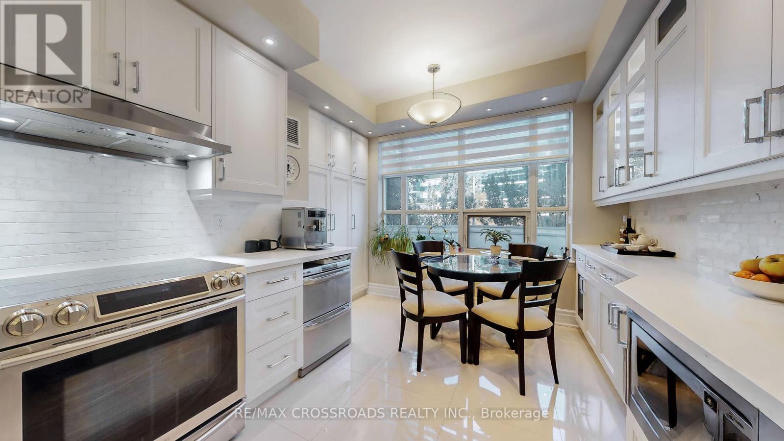 210 - 10 Old York Mills Road, Toronto (Bridle Path-Sunnybrook-York Mills), Ontario  M2P 2G9 - Photo 12 - C12441842