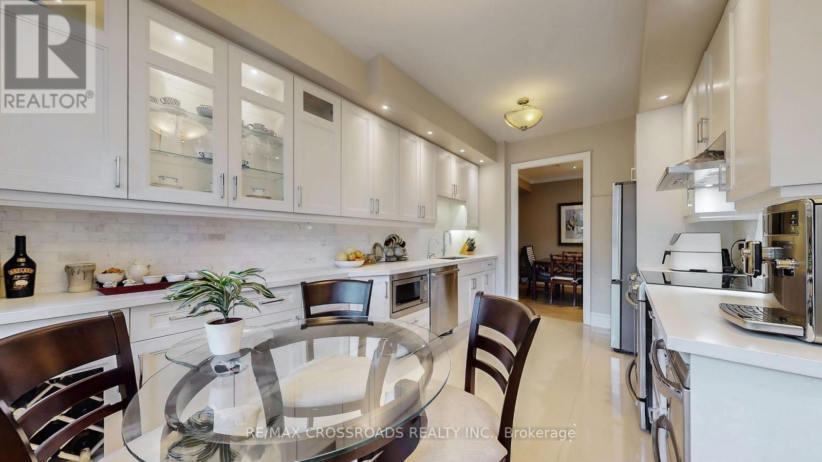 210 - 10 Old York Mills Road, Toronto (Bridle Path-Sunnybrook-York Mills), Ontario  M2P 2G9 - Photo 13 - C12441842