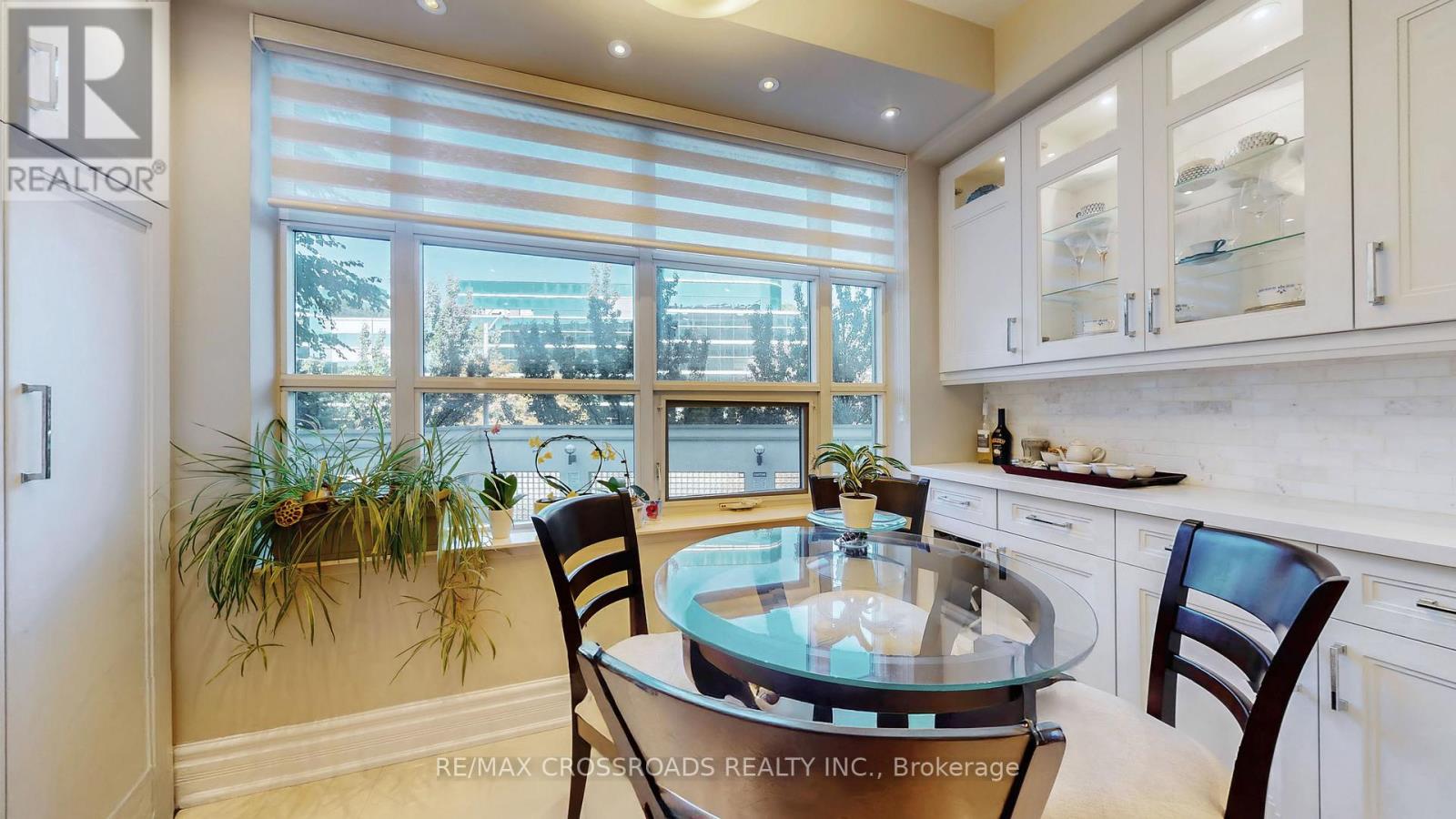 210 - 10 Old York Mills Road, Toronto (Bridle Path-Sunnybrook-York Mills), Ontario  M2P 2G9 - Photo 14 - C12441842