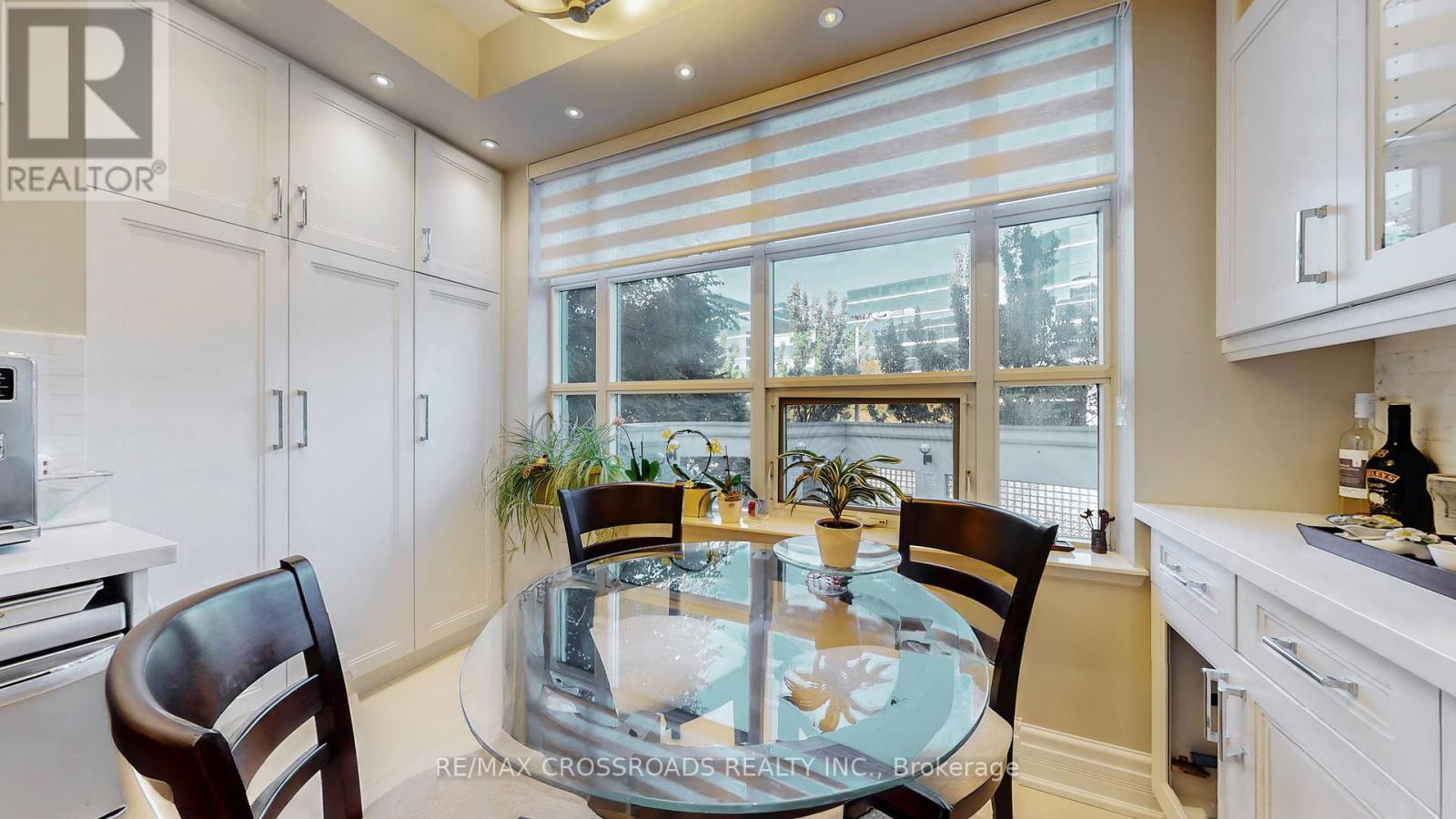 210 - 10 Old York Mills Road, Toronto (Bridle Path-Sunnybrook-York Mills), Ontario  M2P 2G9 - Photo 15 - C12441842