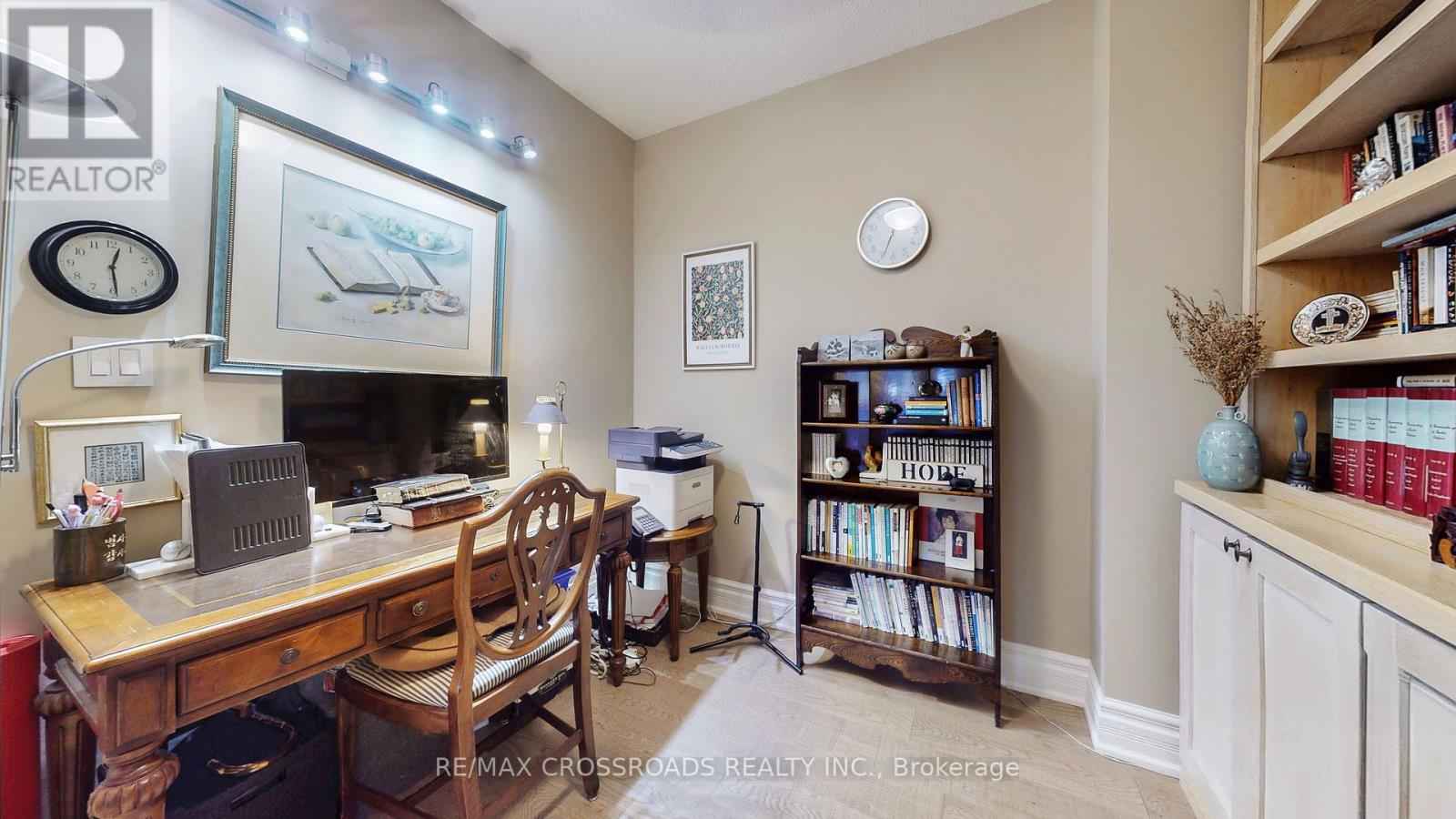 210 - 10 Old York Mills Road, Toronto (Bridle Path-Sunnybrook-York Mills), Ontario  M2P 2G9 - Photo 17 - C12441842